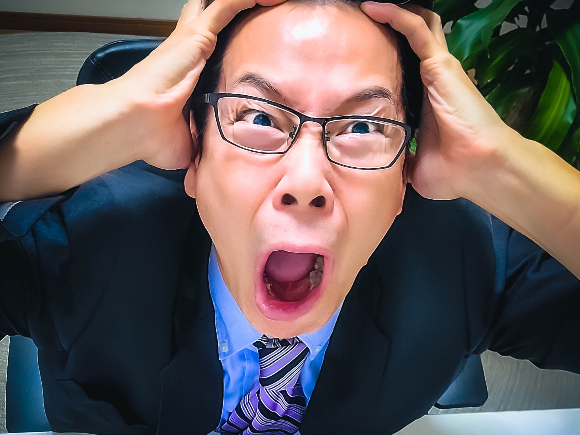 「薄毛にショックする中年男性のイメージ」悩みの表現。（参考イメージ）