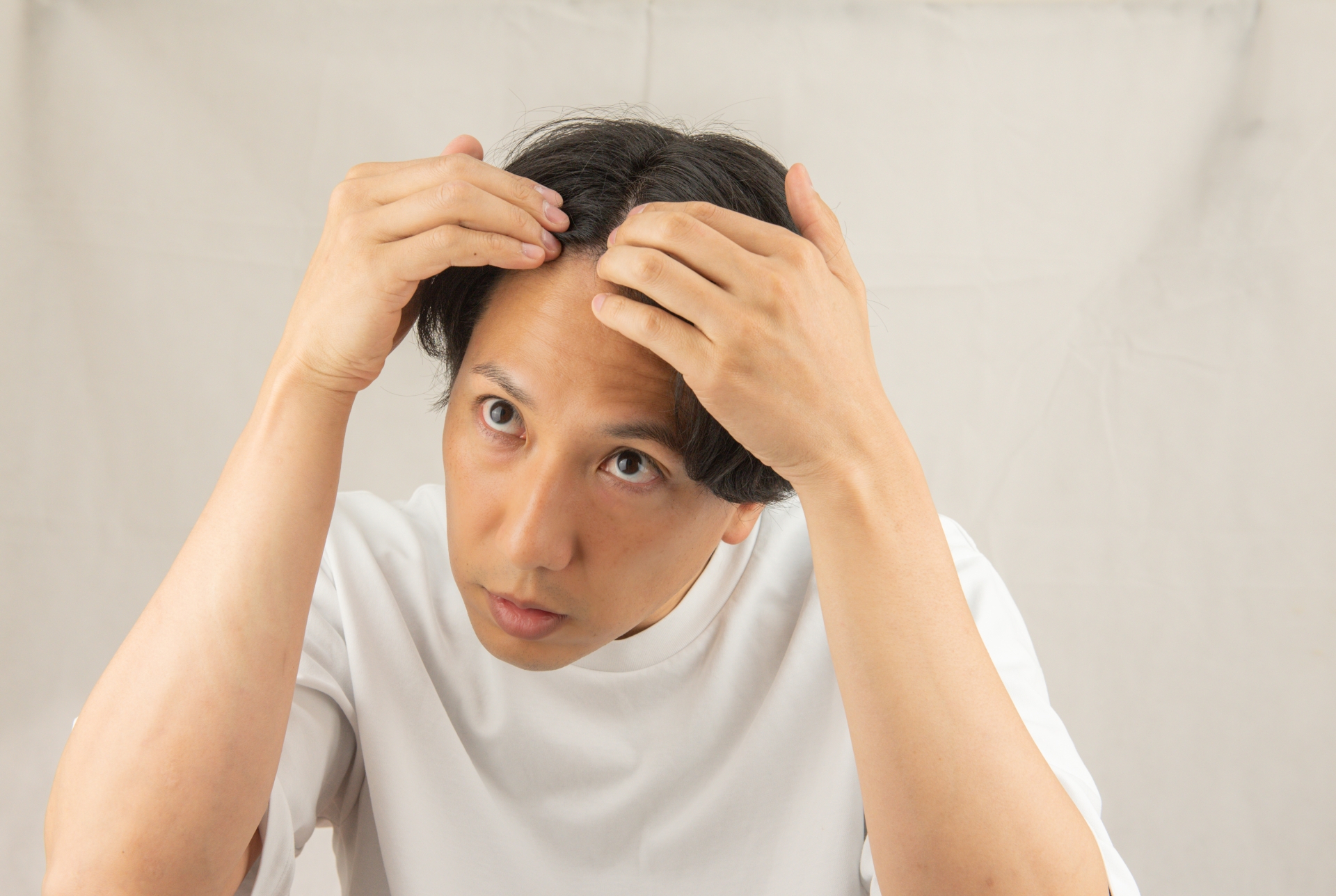 「薄毛を気にする」薄毛・頭皮・AGAタグあり。（参考イメージ）