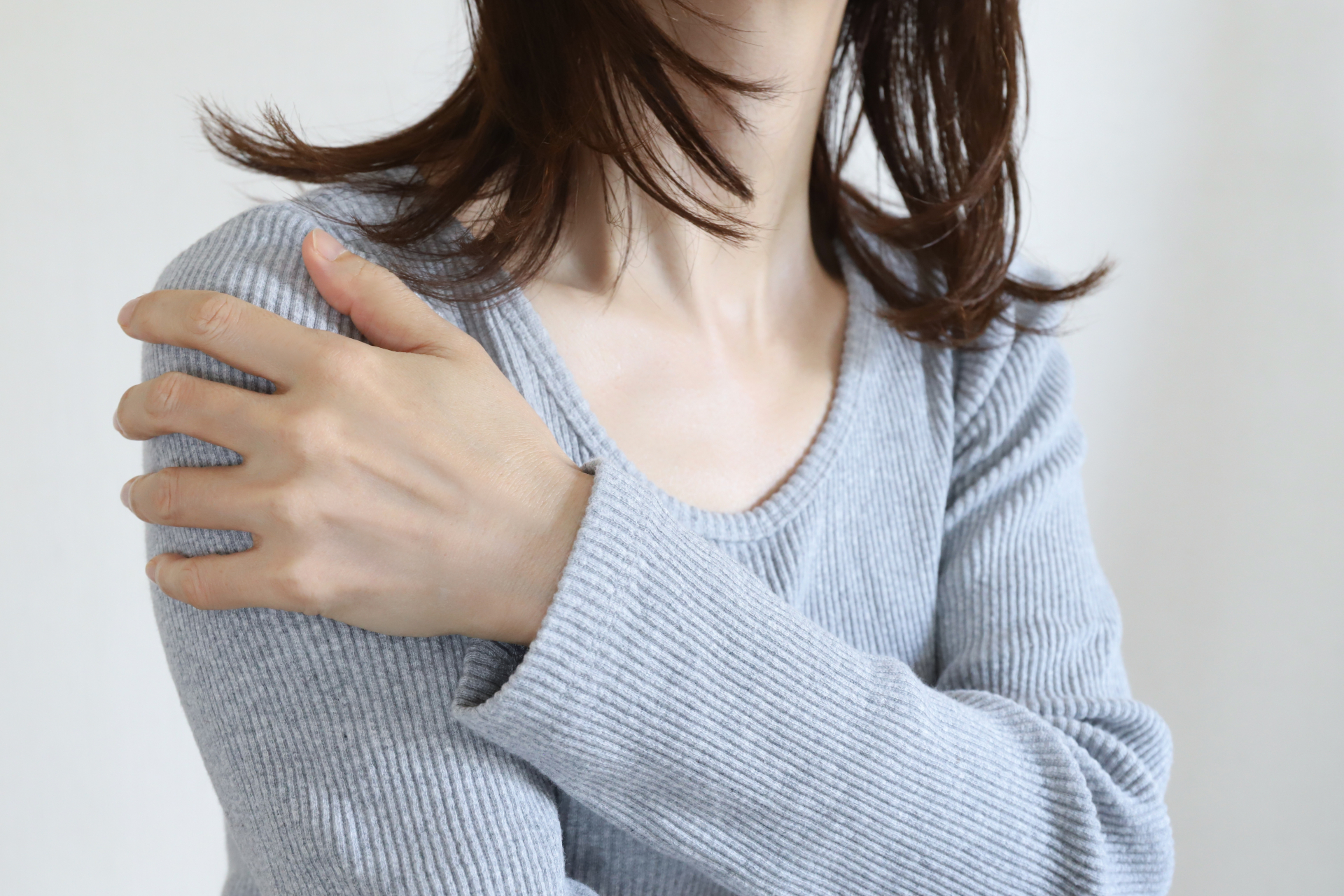 肩を押さえる女性　肩関節（参考イメージ）