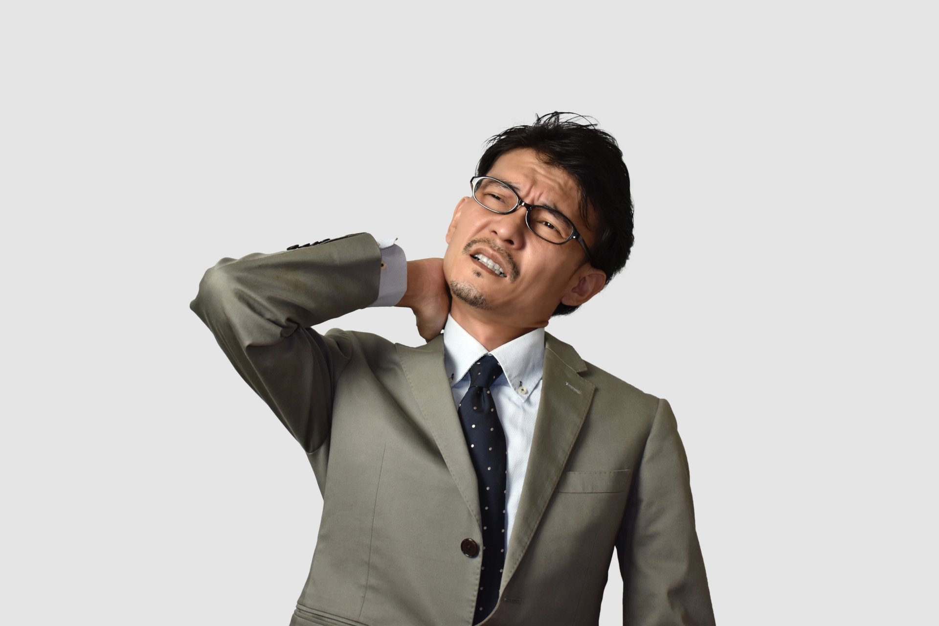 首を痛めたビジネスマン（参考イメージ）