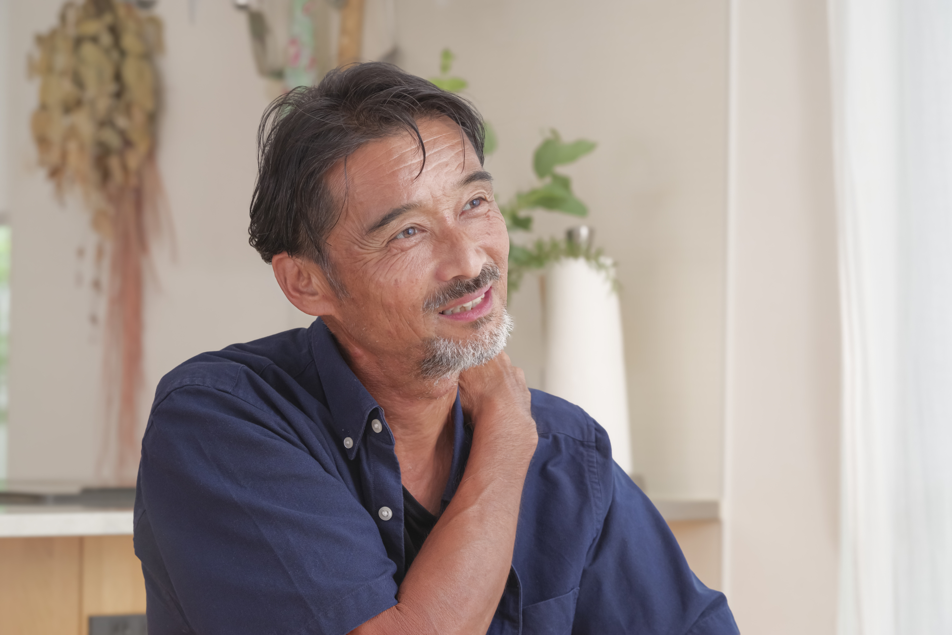 首から肩にかけて痛みを感じる男性（参考イメージ）