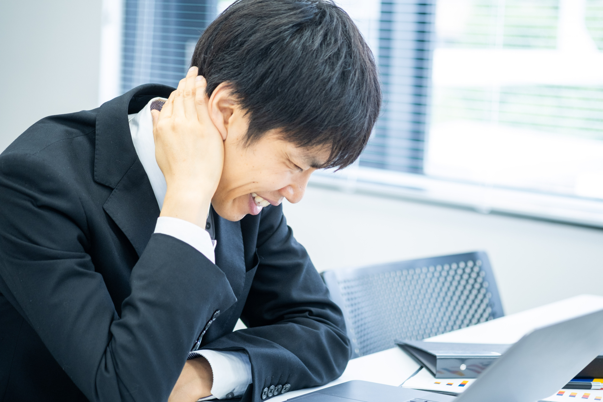 首が痛いビジネスマン（参考イメージ）
