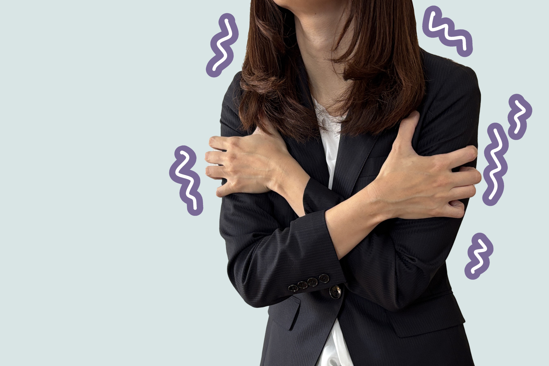 「体が冷えて震える女性」冷え・震えの表現。（参考イメージ）