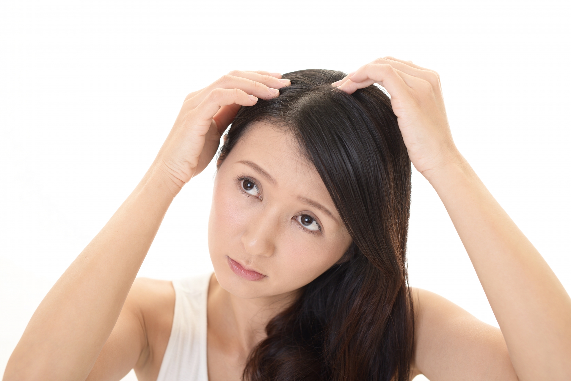 ヘアケアに不満な女性（参考イメージ）
