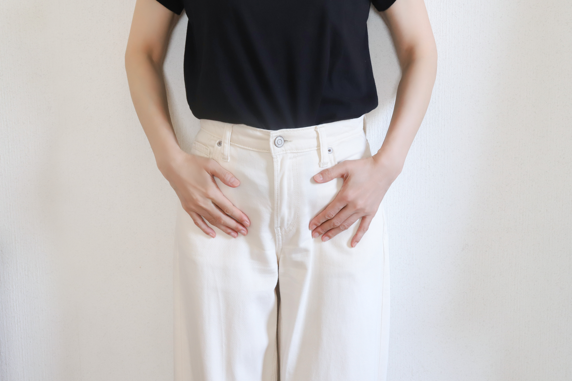 股関節の痛みを気にする女性（参考イメージ）