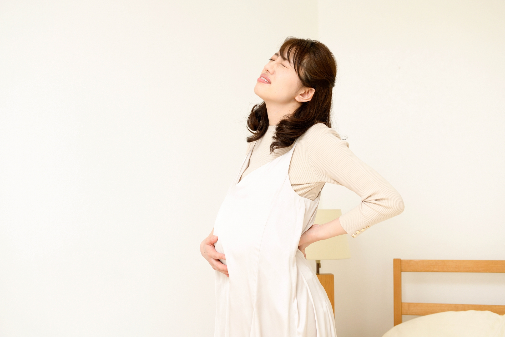腰痛の妊婦1（参考イメージ）