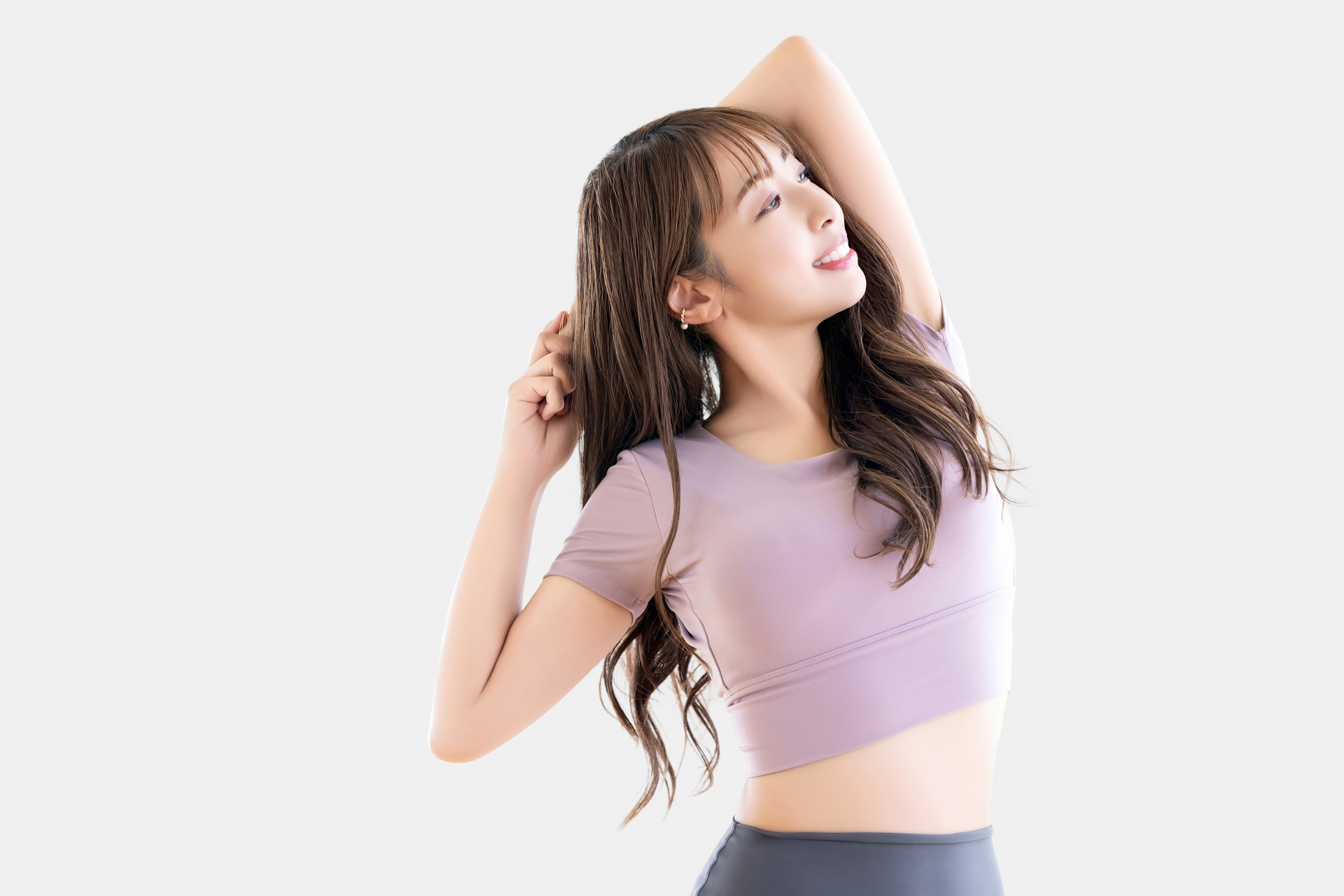 ストレッチをする女性（参考イメージ）