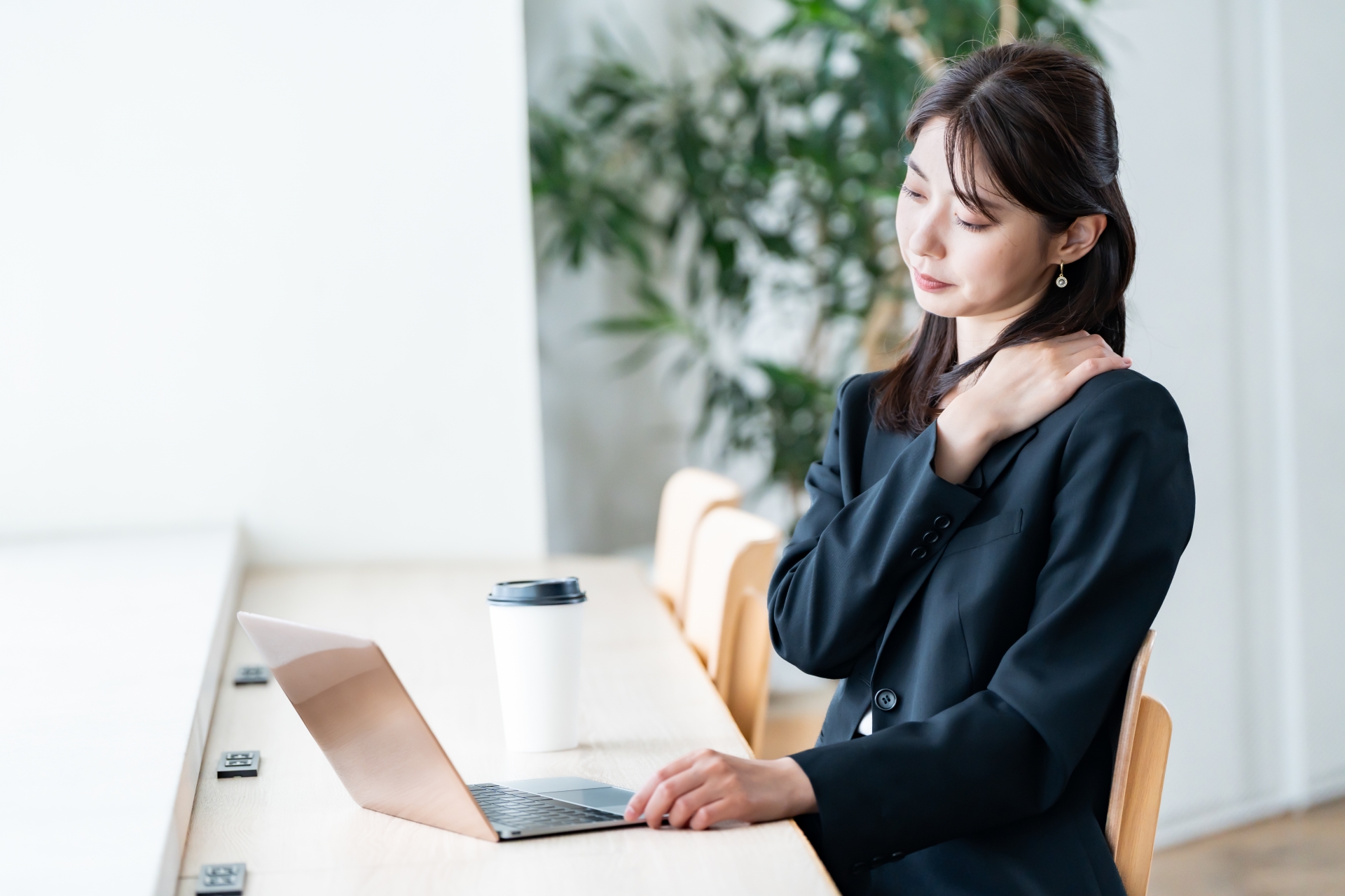 肩こりに悩む女性（参考イメージ）