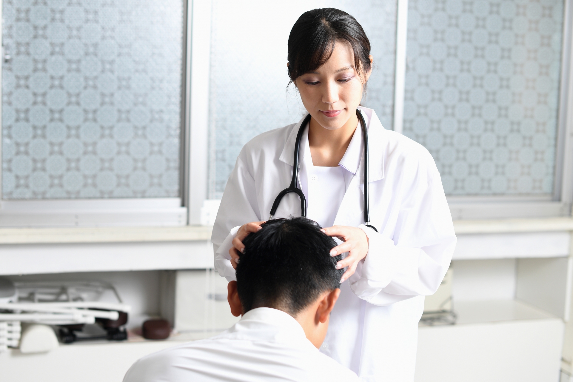 薄毛治療の診断をする医師と男性患者（参考イメージ）