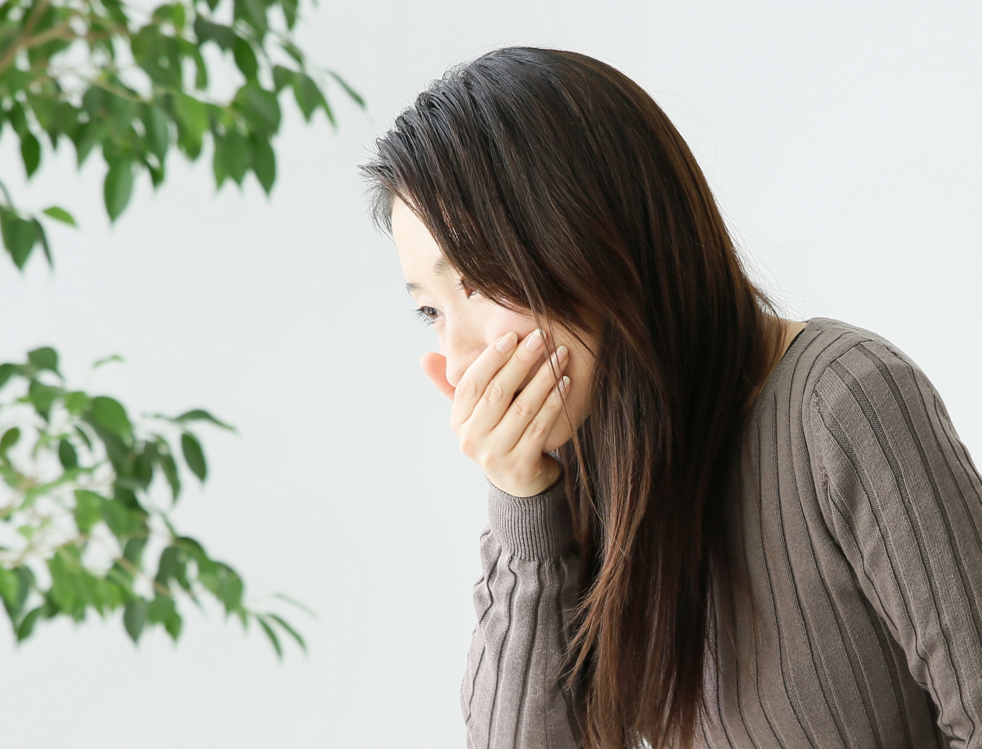 吐き気のある女性（参考イメージ）