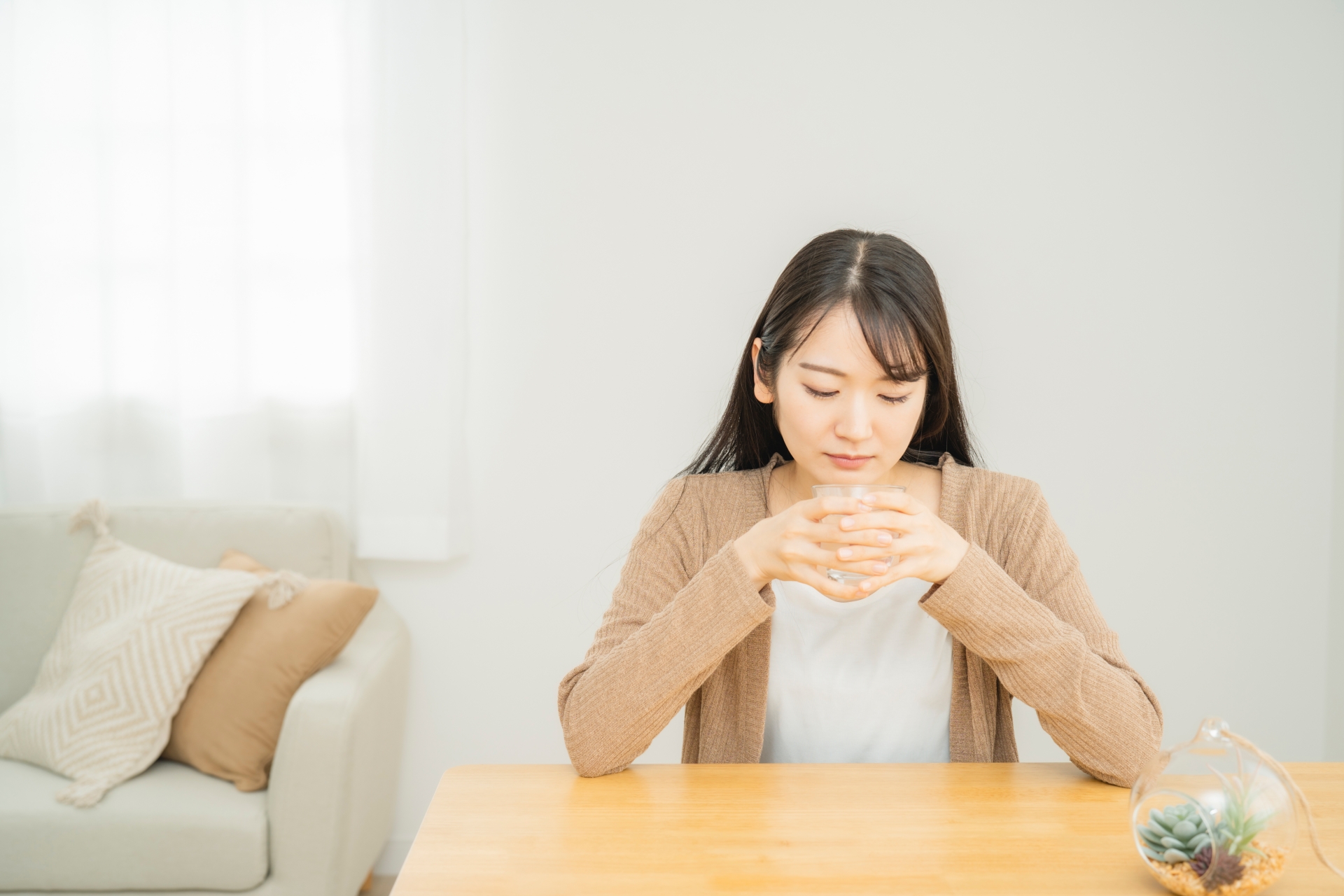 「体調不良の女性（気持ち悪い）」吐き気タグあり。（参考イメージ）