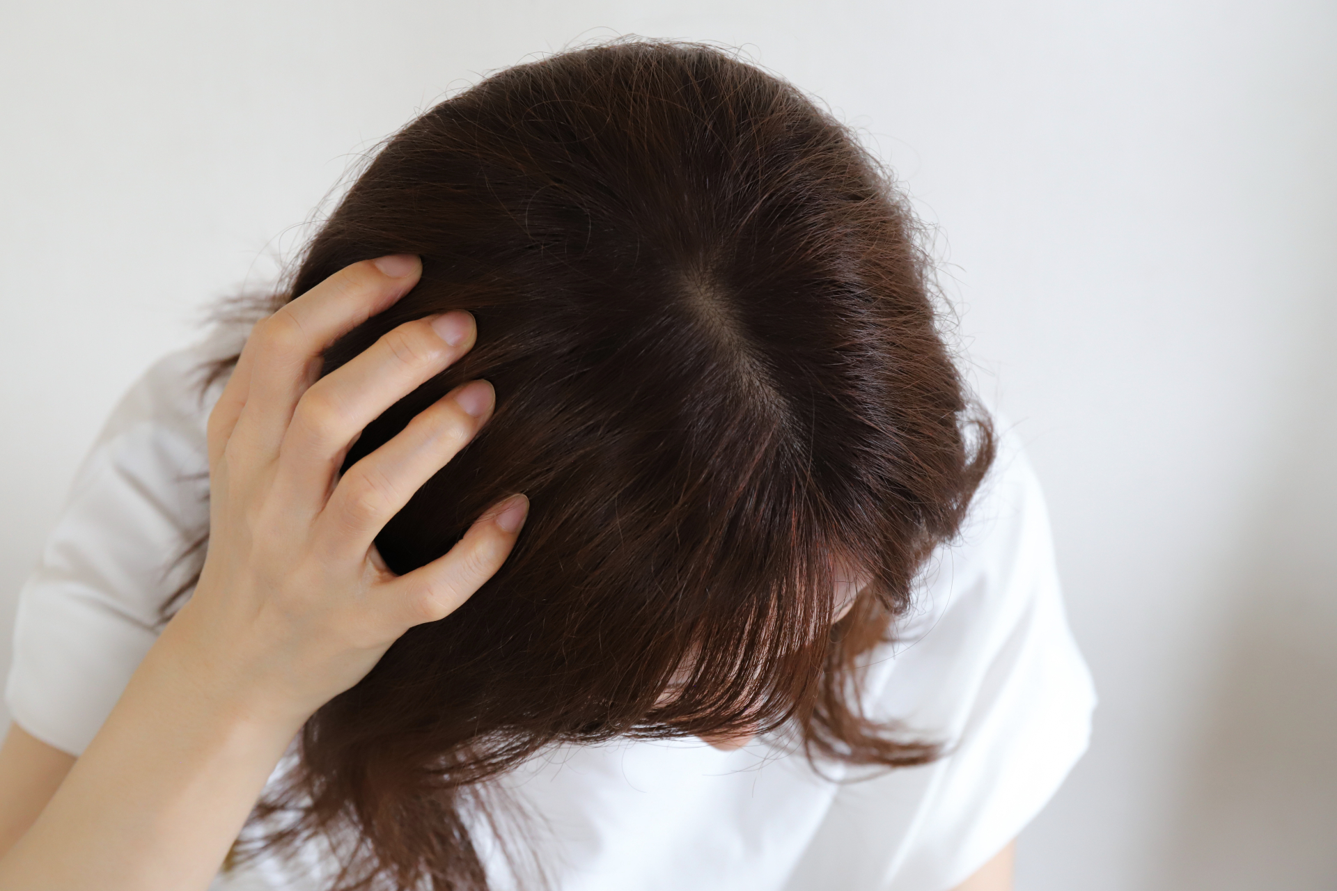 頭皮を気にする女性　スカルプケア（参考イメージ）