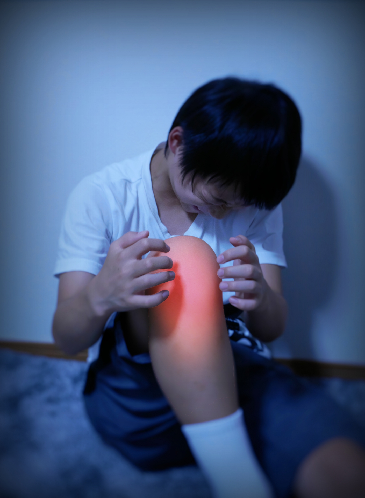 「膝の痛みを訴える男の子」膝・痛い・炎症タグ。（参考イメージ）