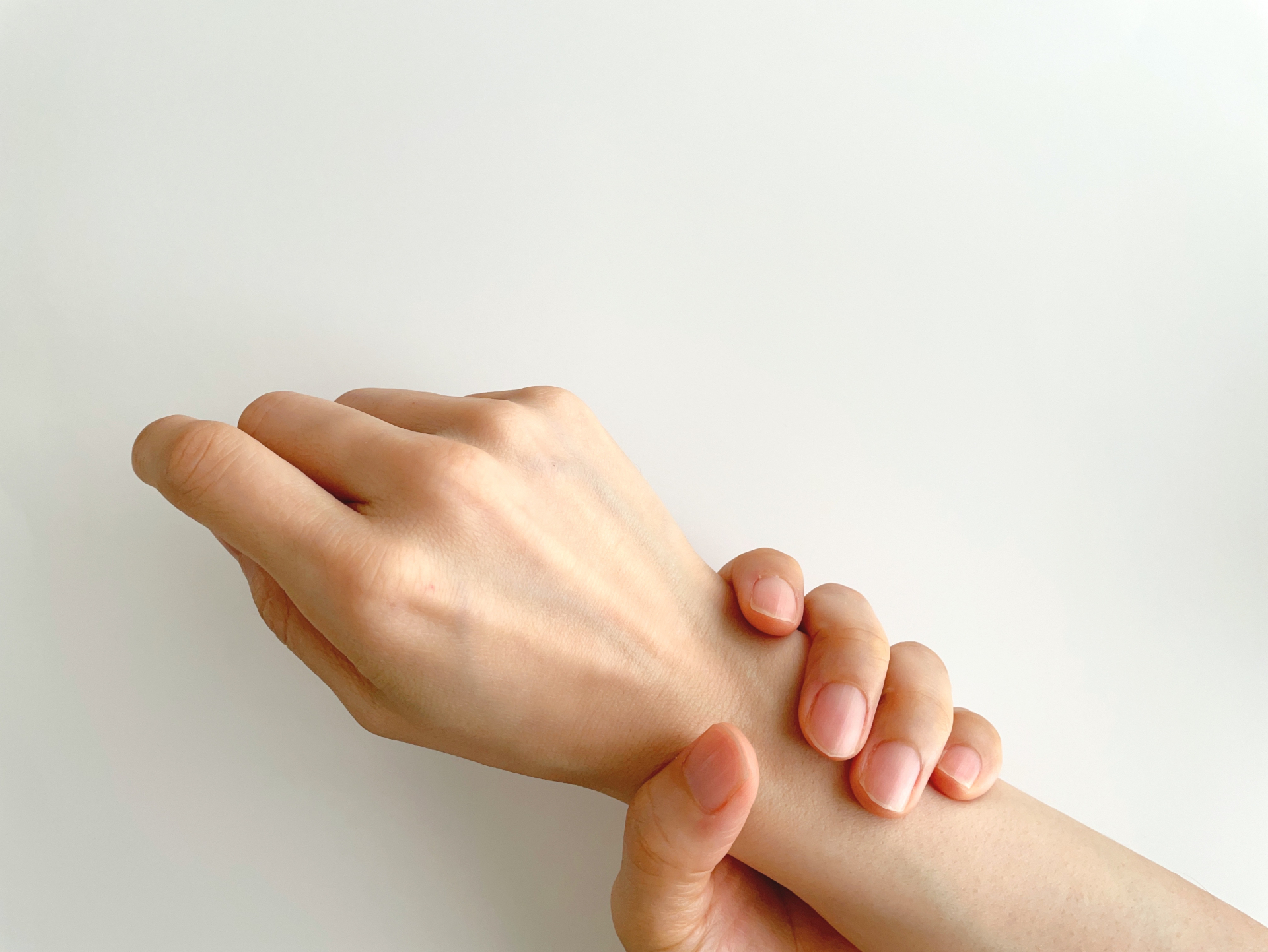 手首を掴む女性の手元（参考イメージ）