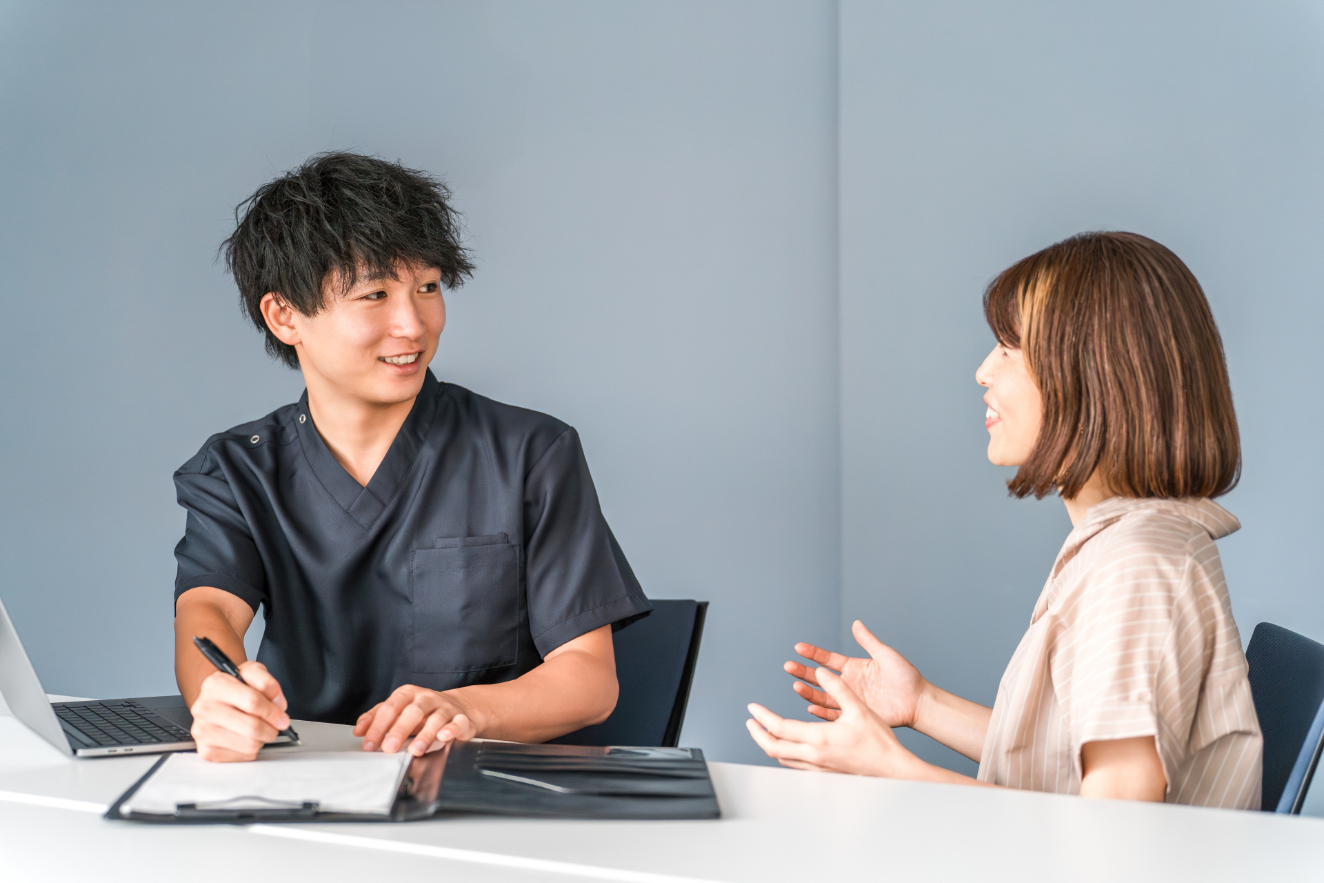 病院で診察・相談を受ける医師の男性と患者（参考イメージ）