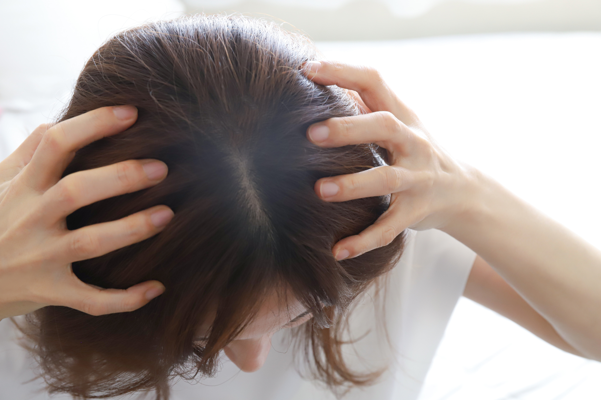 「分け目の薄毛を気にする女性」分け目の地肌。（参考イメージ）