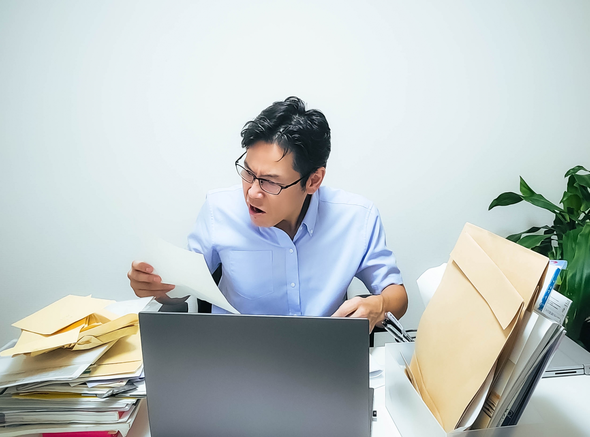 仕事が終わらないビジネスマン風の男（参考イメージ）