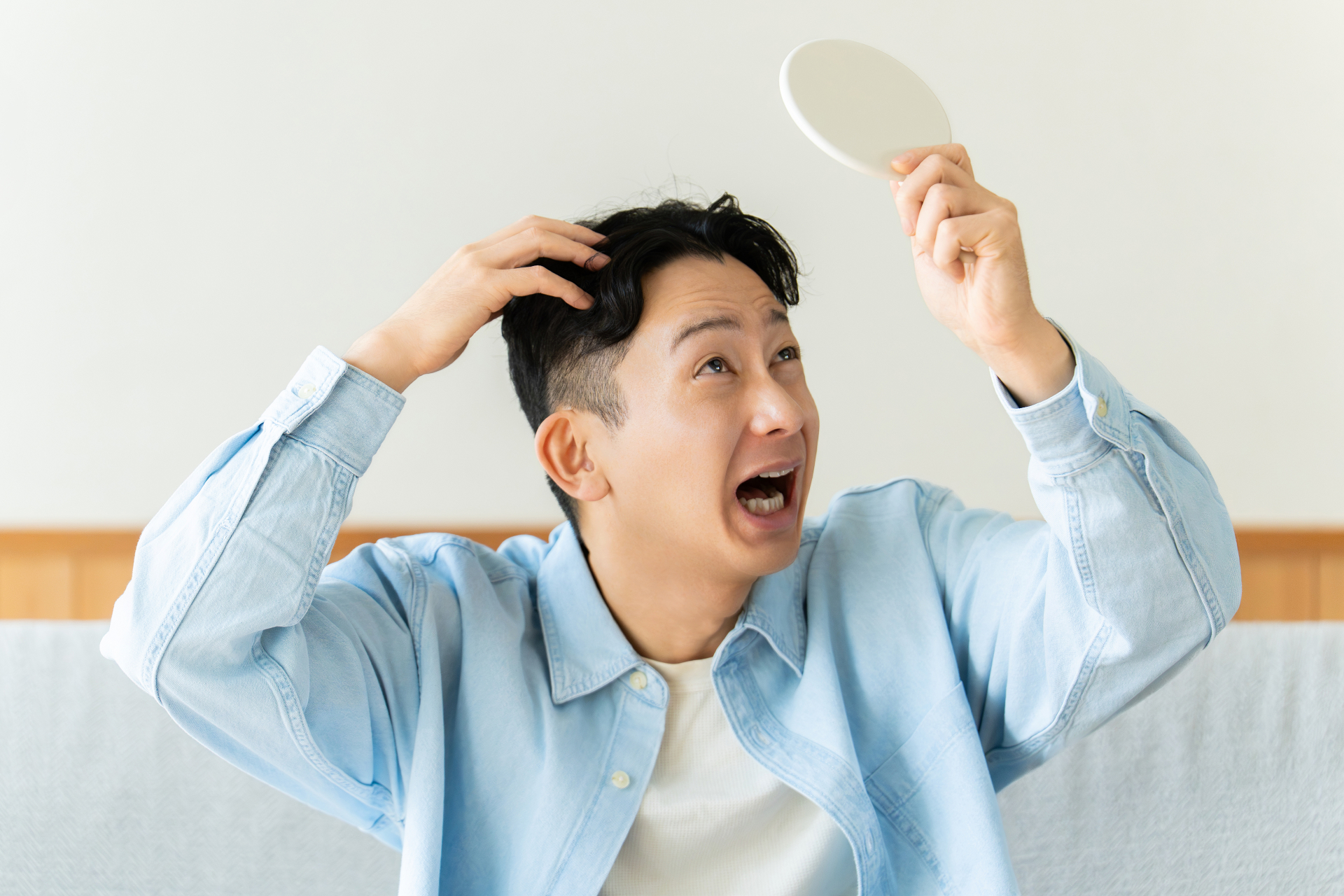 「抜け毛・薄毛 髪のトラブルに悩む男性」薄毛・抜け毛の悩み。（参考イメージ）
